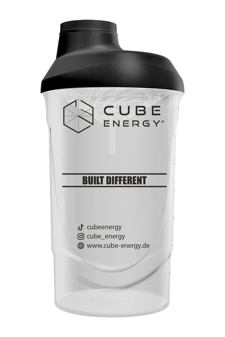 Cube Energy Shaker, 600ml Fassungsvermögen, Rückseite mit Spruch "Built different"