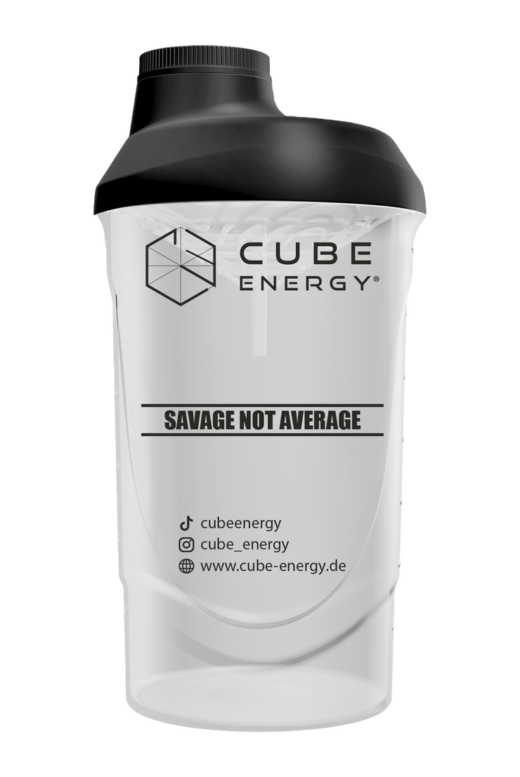 Cube Energy Shaker, 600ml Fassungsvermögen, Rückseite mit Spruch "Savage not average"